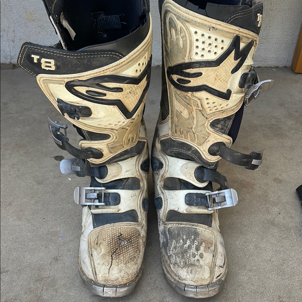 Alpinestars T8 Motocross Boots in Black and Cream size 11.